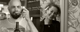 Photo de de Caroline et Didier propriétaires de la chambres d'hôte Lits de vin.