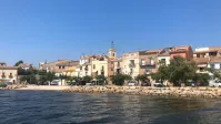 Vue sur un village du Languedoc depuis la mer.