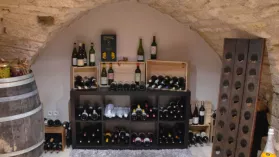 La cave typique d'un maison vigneronne remplie de bouteilles de vins.